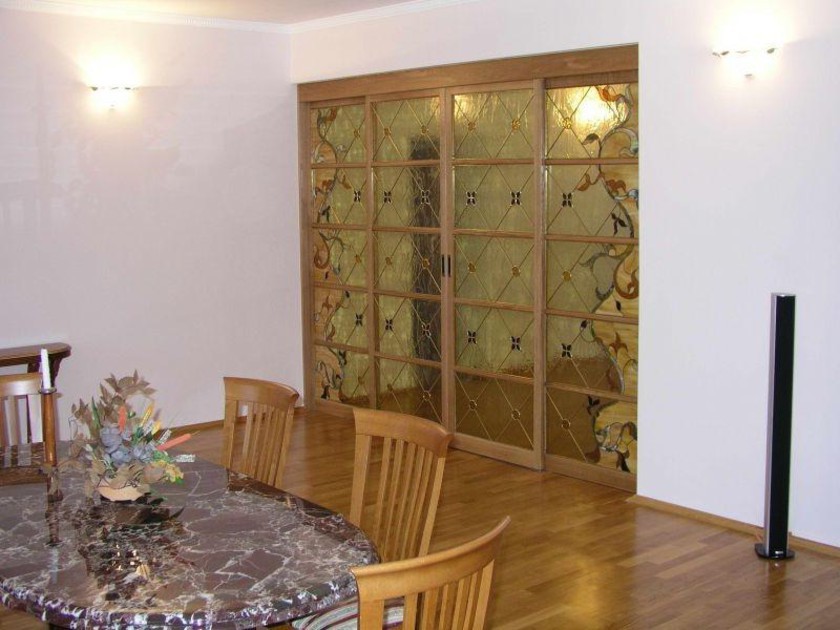 Перегородка для гостиной с цветным стеклом и декоративными вставками Йошкар-Ола