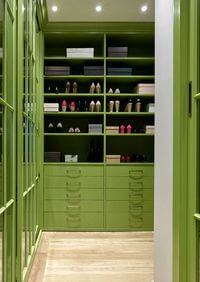 Г-образная гардеробная комната в зеленом цвете Йошкар-Ола