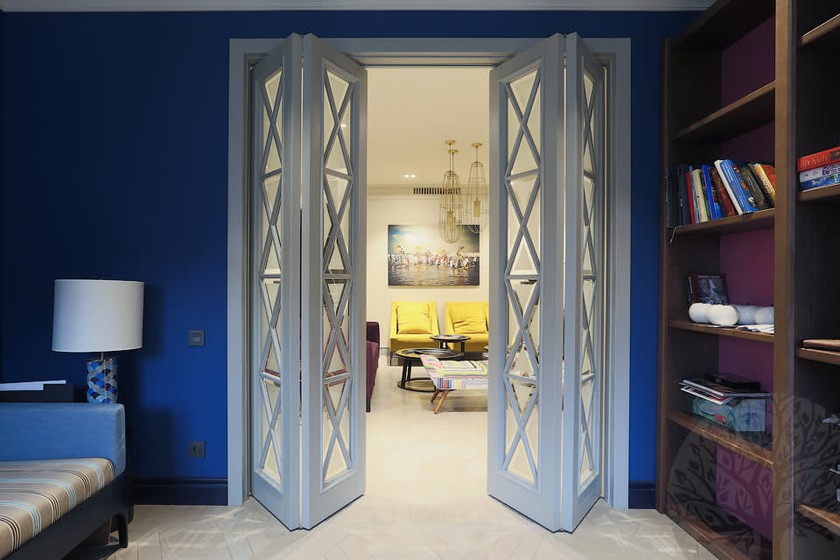 Двери гармошка  для гостиной со стеклами с разделителями Йошкар-Ола