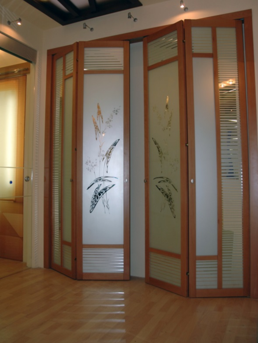 Широкие двери гармошка с матовым стеклом и рисунком Йошкар-Ола